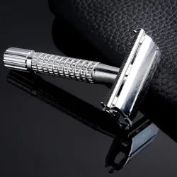 Shaving razor - double edge - with one bladeShaving