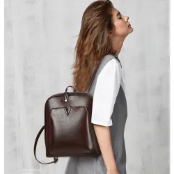 Luxurious vintage backpack - leather shoulder bag - with decorative V letterBackpacks